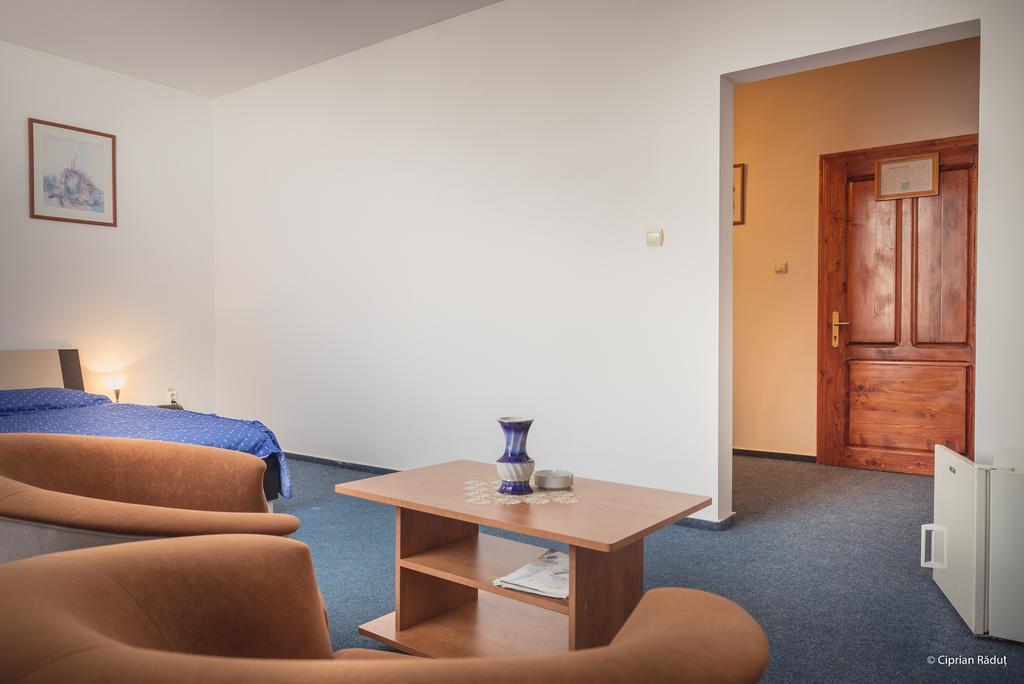 Hotel Iris Tîrnăveni Esterno foto