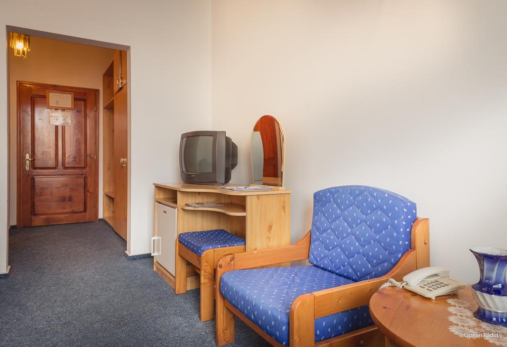 Hotel Iris Tîrnăveni Esterno foto