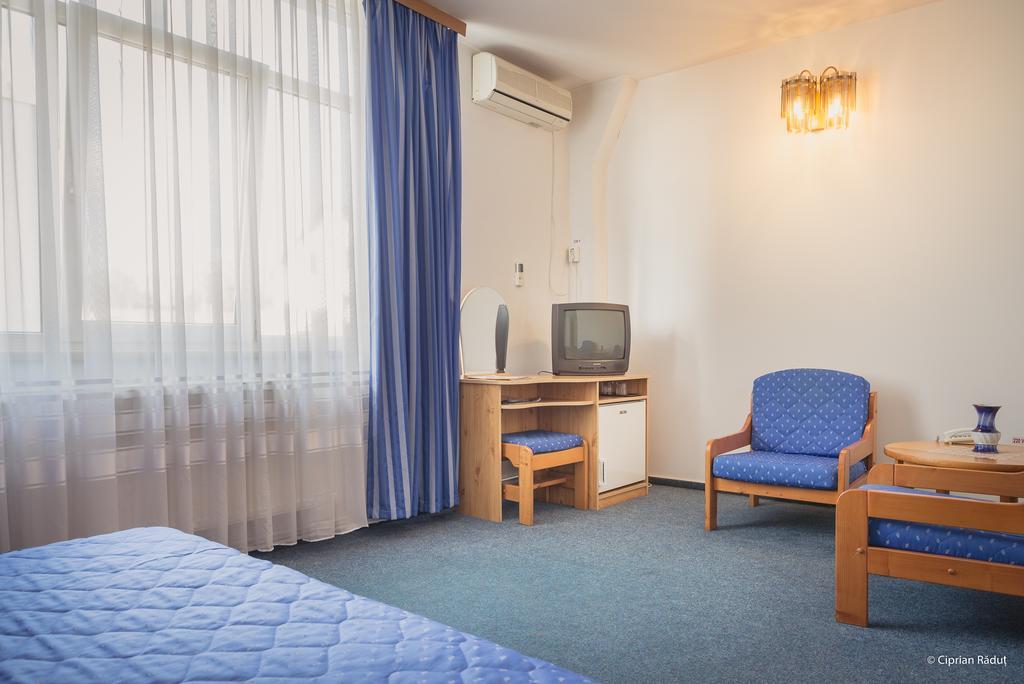 Hotel Iris Tîrnăveni Esterno foto