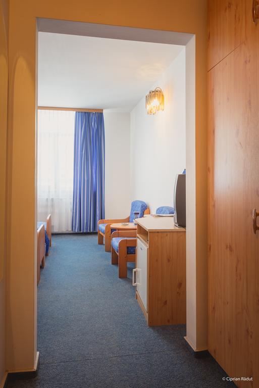 Hotel Iris Tîrnăveni Esterno foto