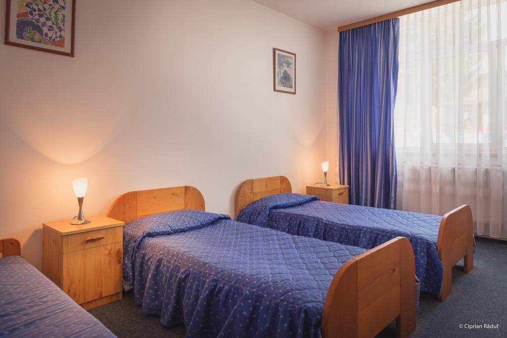 Hotel Iris Tîrnăveni Esterno foto