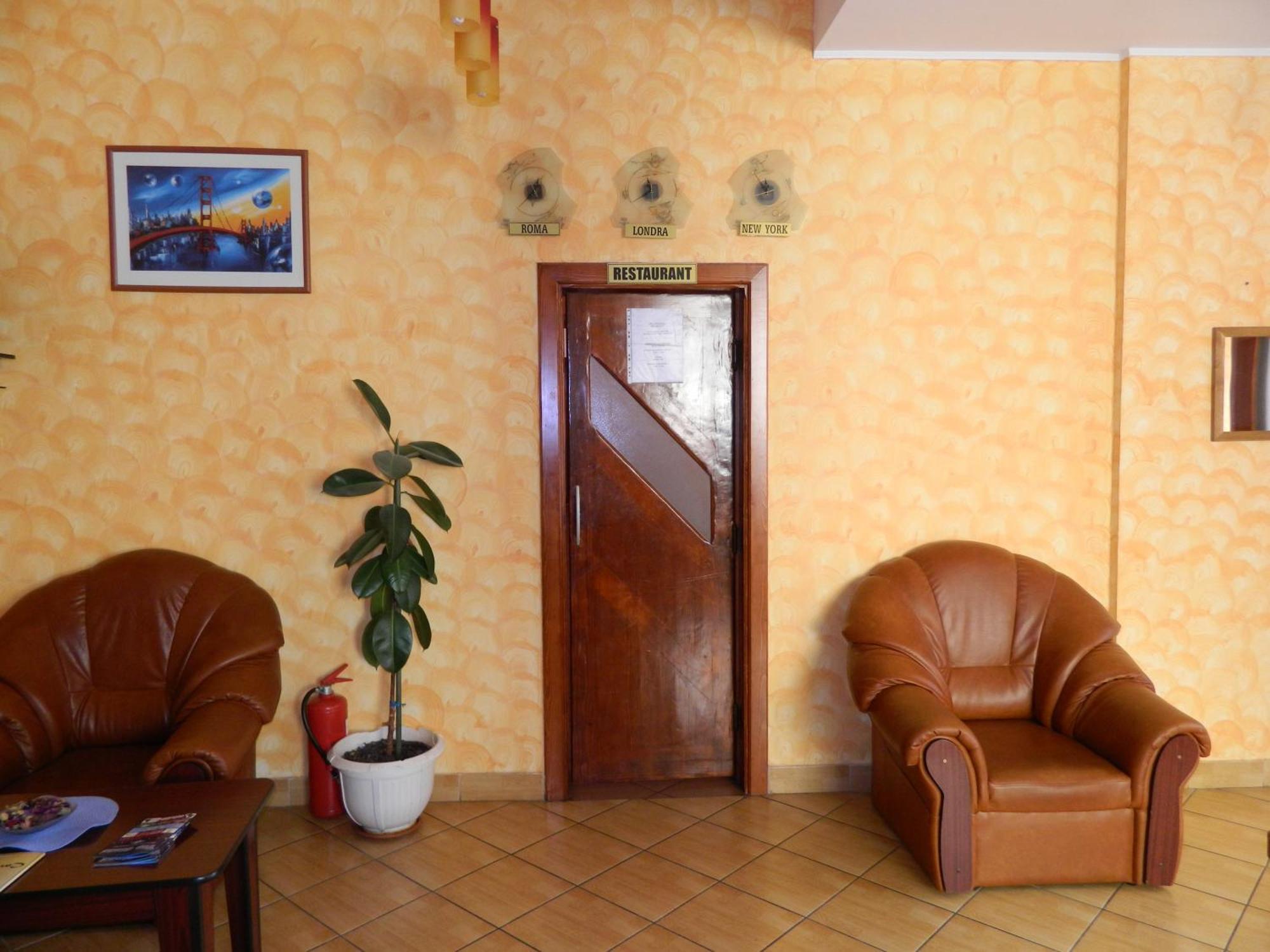 Hotel Iris Tîrnăveni Esterno foto