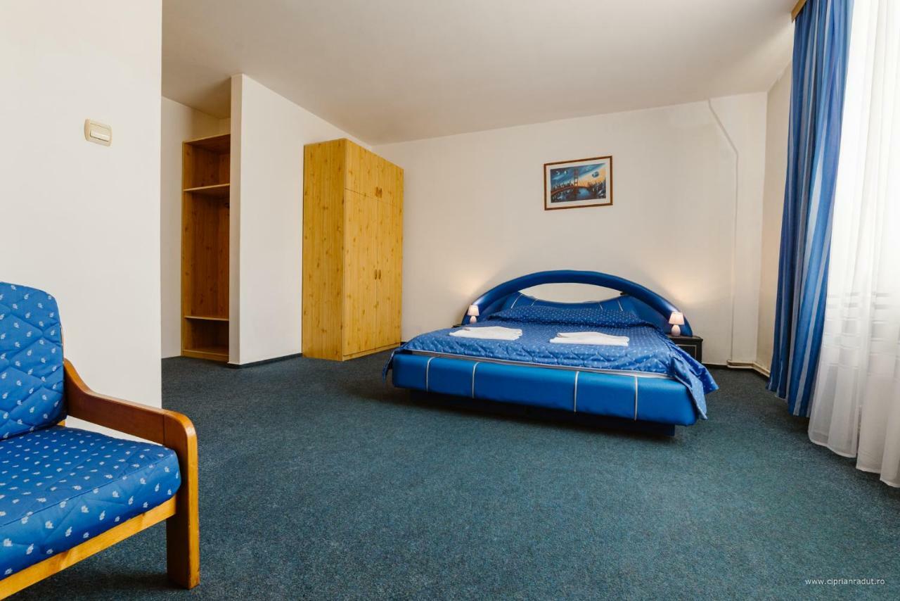 Hotel Iris Tîrnăveni Esterno foto