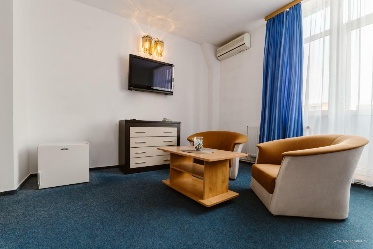 Hotel Iris Tîrnăveni Esterno foto