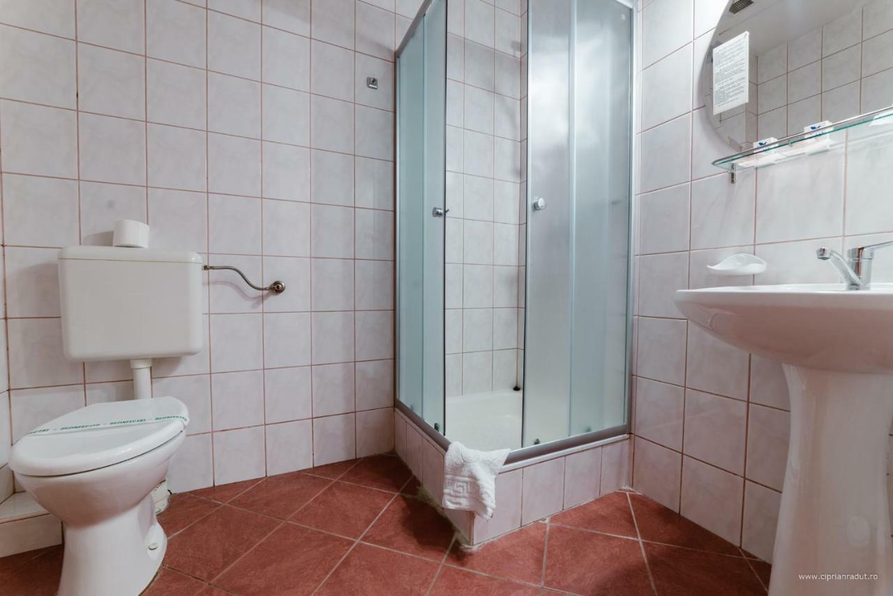 Hotel Iris Tîrnăveni Esterno foto